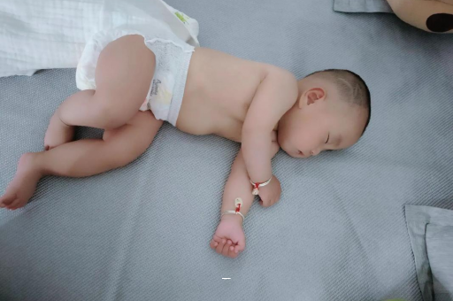 嘉鱼宝宝夏天要穿袜子吗